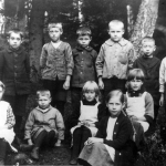 Bild 0087 Possiska Lancasterskolan 1922. Bakre raden fr. v. Okänd, okänd, Nils Persson Stora Salen, okänd, Nils Sohlberg född 1914, okänd, okänd. Främre raden fr. v. Gunhild Larsson född Sahlin, övriga okända.
