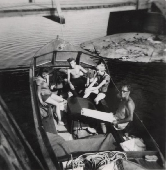 Bild18 Cementas Badbåt Getel Persson,Roland Andersson,Clary Wettergren,Harald Forsell Hällekis