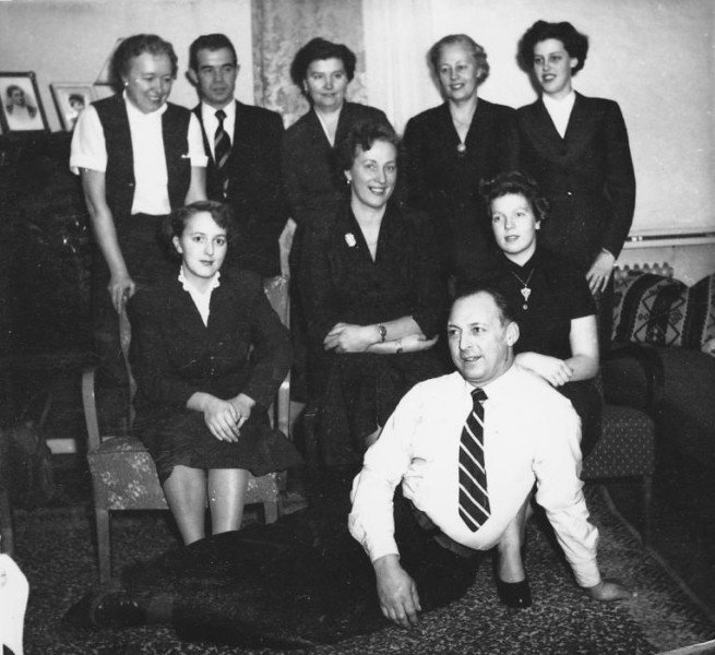Bakre raden fr.v.Signe Andersson,Nils Bäckvall,Ingrid Sandell,Märta Edvinsson,Gunnel Bergman.Främre raden fr.v.Maj-Lis Bäckvall,Astrid Andersson,Marianne Engblad,Framför Allan Andersson