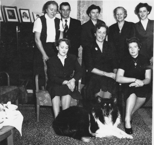 Bild212 Bakre raden fr.v.Signe Andersson,Nils Bäckvall,Ingrid Sandell,Märta Edvinsson,Gunnel Bergman.Främre raden fr.v.Maj-Lis Bäckvall,Astrid Andersson,Marianne Engblad,Hunden Ninni