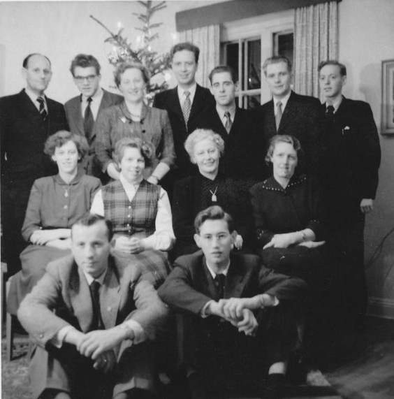Bild215 Bakre raden fr.v.Harry Kihlén, ? ,Astrid Andersson,Ingvar Tinglöv,Gunter Krause, ? ,Nils Johansson.Mellanraden fr.v.Gunnel Bergman,Marianne Engblad,Märta Edvinsson,Asta Funke.Främre raden fr.v.Heintz Fistarol,Nils Henriksson