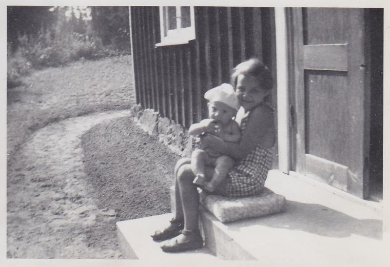 Bild5987 Skoghem 1951. Margaretha Johansson Holm och Anitha Blyh.