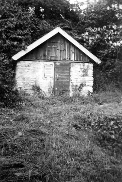 Bild 080 Medelplana, uthus i kalksten och trä