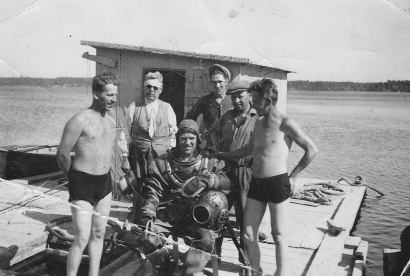 Bild6020 Muddring av sjöfartsleden in till Hönsäters Hamn vid cementfabriken i Hällekis ca 1940-50-talet